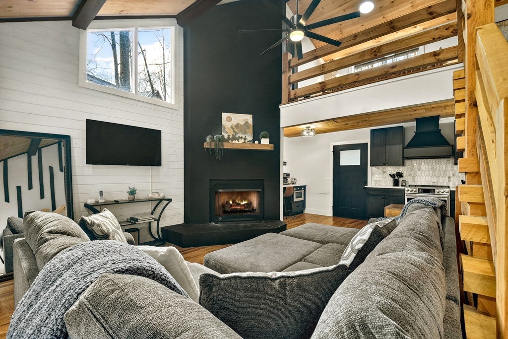 Blue Ridge, Georgia, 30513, United States, 3 Bedrooms Bedrooms, ,3 BathroomsBathrooms,Residential,Active,2029742