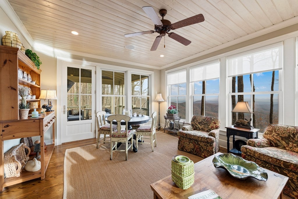 Murphy, North Carolina, 28906, United States, 5 Bedrooms Bedrooms, ,6 BathroomsBathrooms,Residential,Active,2000202