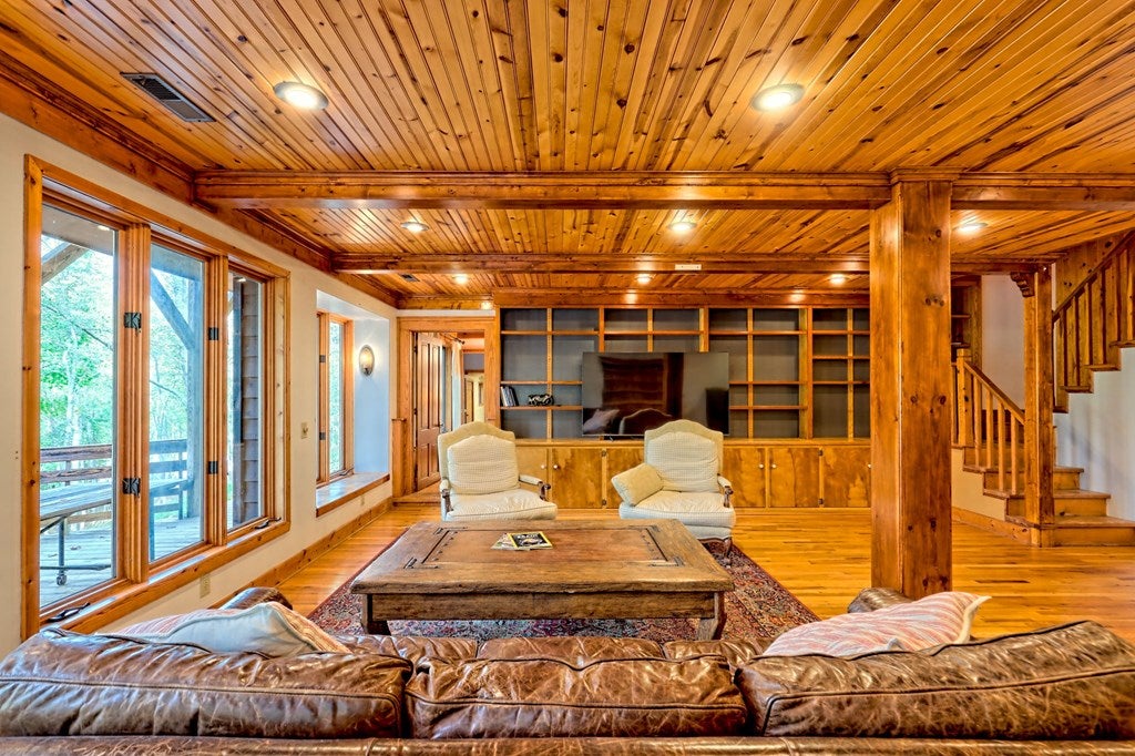 Warne, North Carolina, 28909, United States, 5 Bedrooms Bedrooms, ,6 BathroomsBathrooms,Residential,Active,1968121