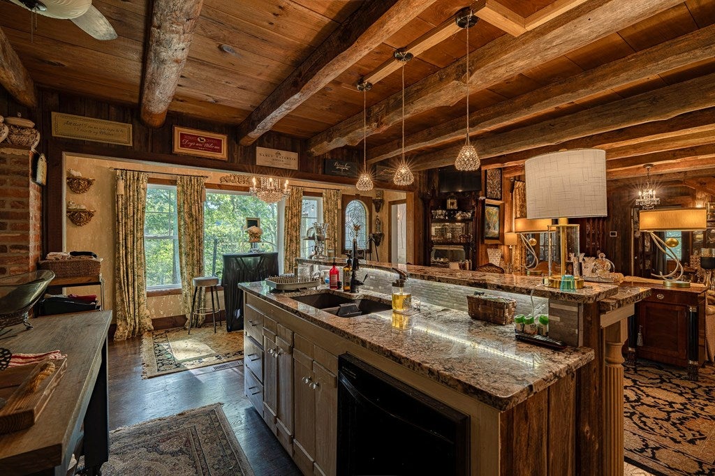 Blairsville, Georgia, 30512, United States, 5 Bedrooms Bedrooms, ,6 BathroomsBathrooms,Residential,Active,1944103