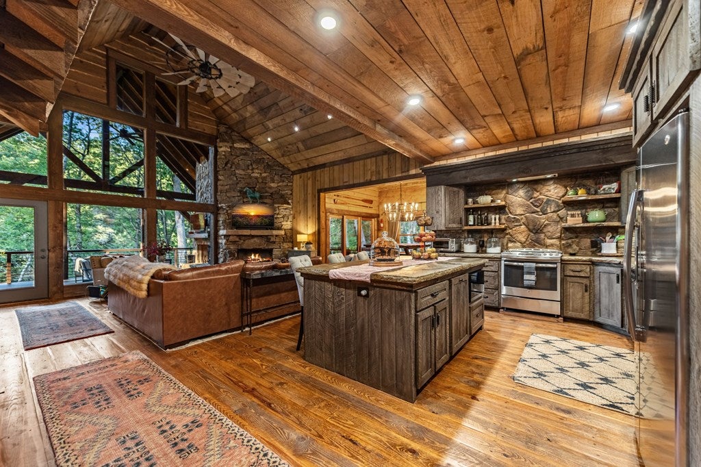 Blue Ridge, Georgia, 30513, United States, 3 Bedrooms Bedrooms, ,5 BathroomsBathrooms,Residential,Active,2007011