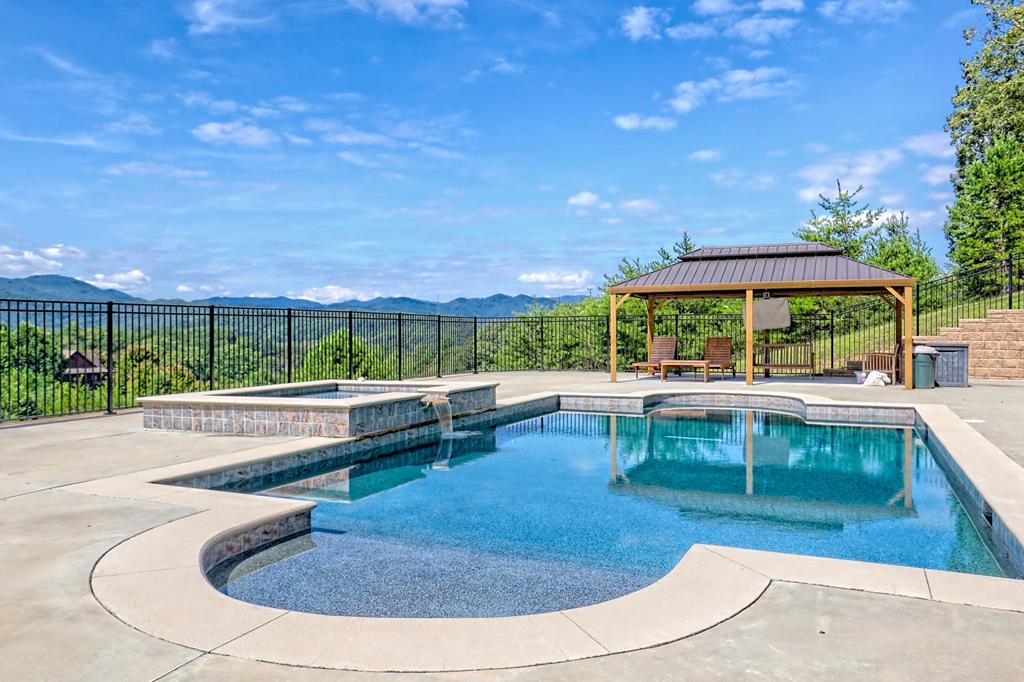 Franklin, North Carolina, 28734, United States, 3 Bedrooms Bedrooms, ,4 BathroomsBathrooms,Residential,Active,1945078