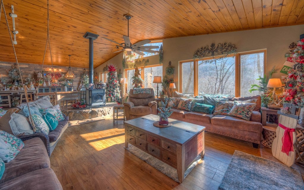 Hiawassee, Georgia, 30546, United States, 3 Bedrooms Bedrooms, ,2 BathroomsBathrooms,Residential,Active,2007353