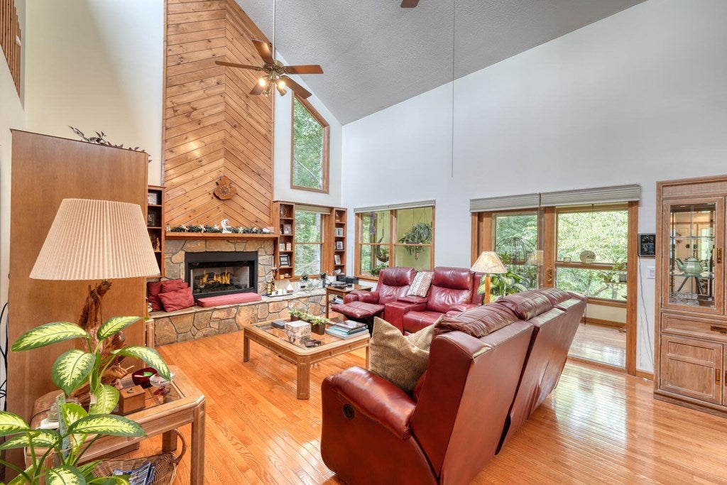 Blairsville, Georgia, 30512, United States, 3 Bedrooms Bedrooms, ,3 BathroomsBathrooms,Residential,Active,1877859