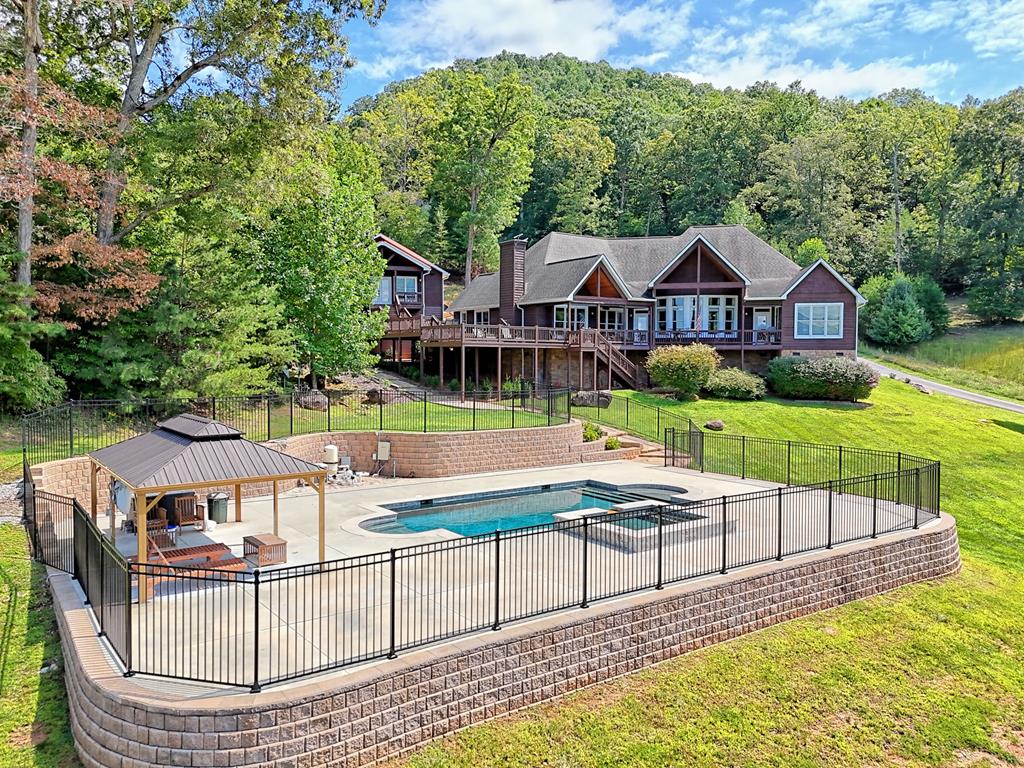 Franklin, North Carolina, 28734, United States, 3 Bedrooms Bedrooms, ,4 BathroomsBathrooms,Residential,Active,1945078
