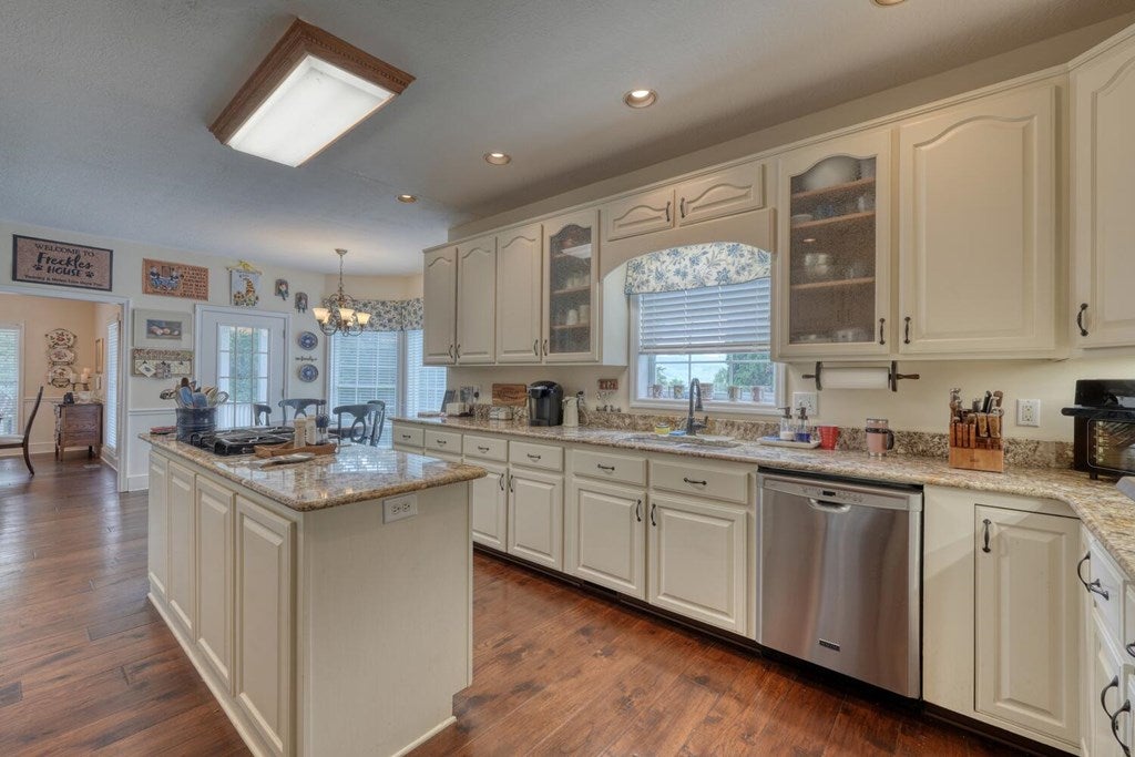 Blairsville, Georgia, 30512, United States, 4 Bedrooms Bedrooms, ,4 BathroomsBathrooms,Residential,Active,1892611
