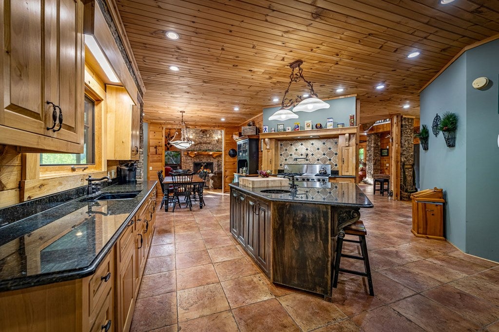 Brasstown, North Carolina, 28902, United States, 4 Bedrooms Bedrooms, ,5 BathroomsBathrooms,Residential,Active,1810516