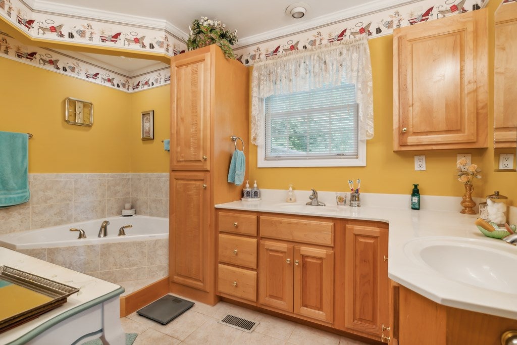 Blairsville, Georgia, 30512, United States, ,5 BathroomsBathrooms,Residential,Active,1894214