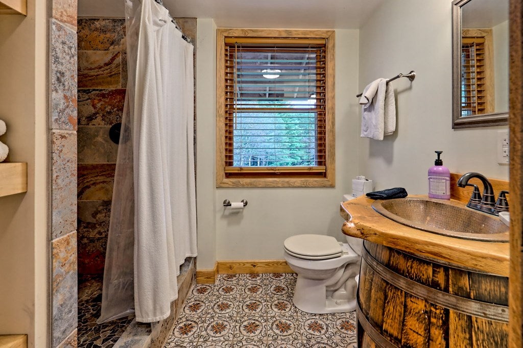 Warne, North Carolina, 28909, United States, 5 Bedrooms Bedrooms, ,6 BathroomsBathrooms,Residential,Active,1968121