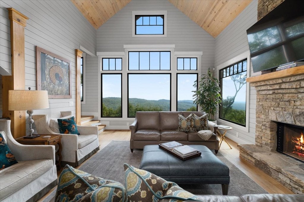 Ellijay, Georgia, 30540, United States, 5 Bedrooms Bedrooms, ,7 BathroomsBathrooms,Residential,Active,2001382