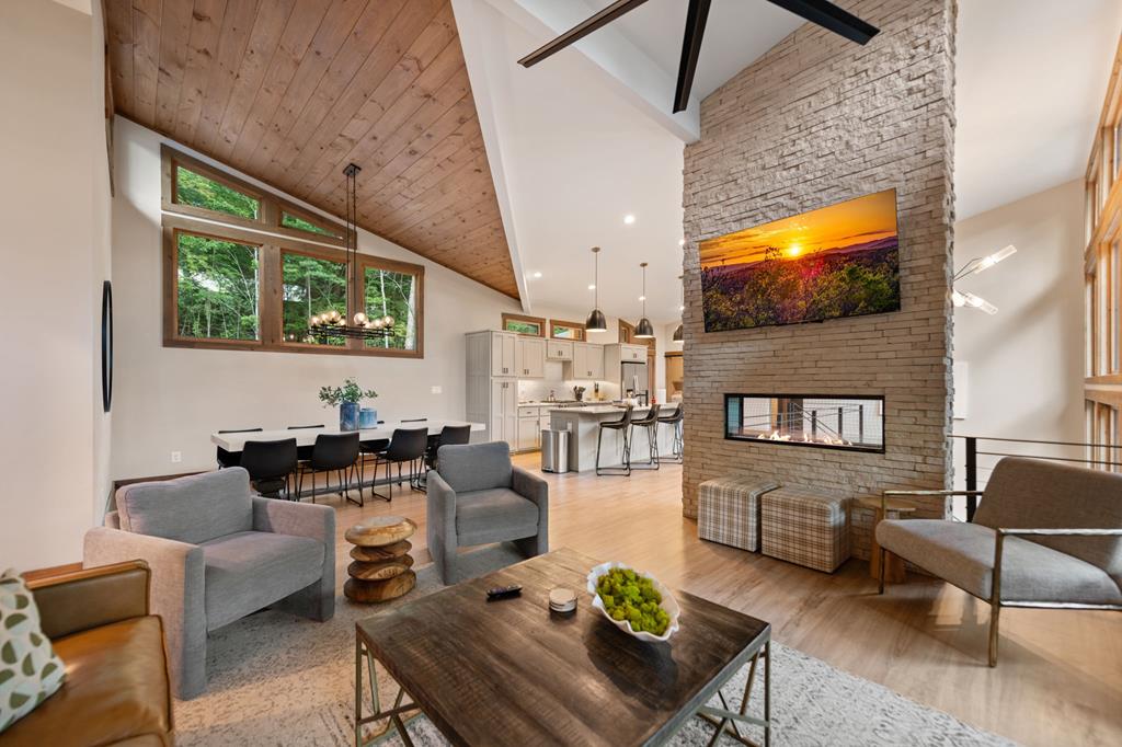 Ellijay, Georgia, 30540, United States, 5 Bedrooms Bedrooms, ,6 BathroomsBathrooms,Residential,Active,1914794