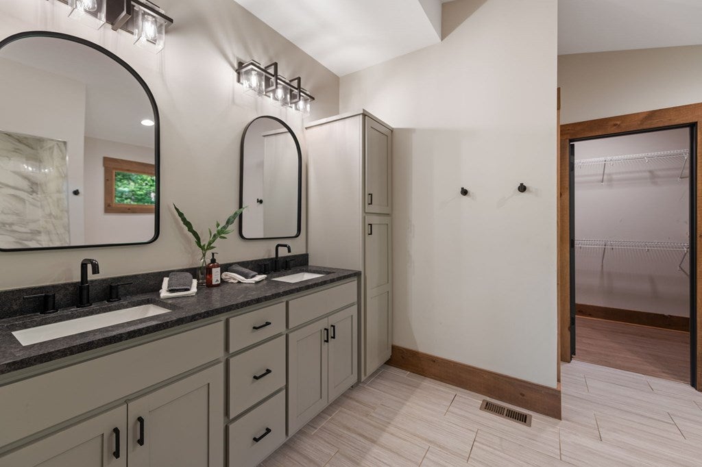 Ellijay, Georgia, 30540, United States, 5 Bedrooms Bedrooms, ,6 BathroomsBathrooms,Residential,Active,1914794