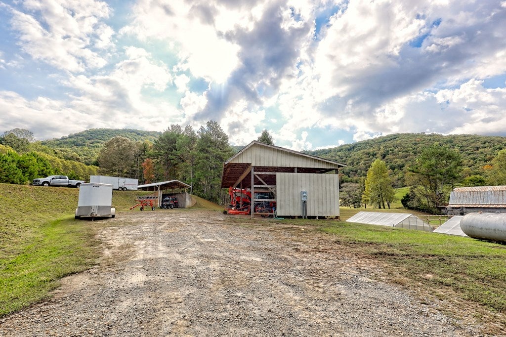 Warne, North Carolina, 28909, United States, 5 Bedrooms Bedrooms, ,6 BathroomsBathrooms,Residential,Active,1968121