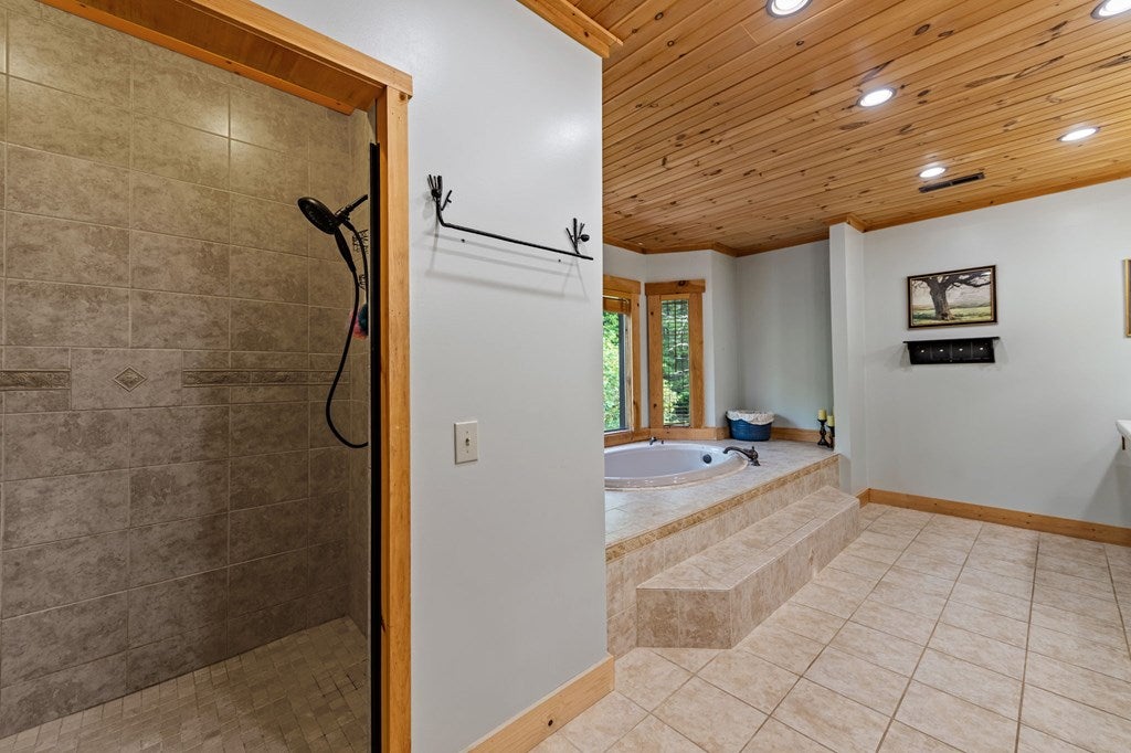 Brasstown, North Carolina, 28902, United States, 4 Bedrooms Bedrooms, ,5 BathroomsBathrooms,Residential,Active,1810516