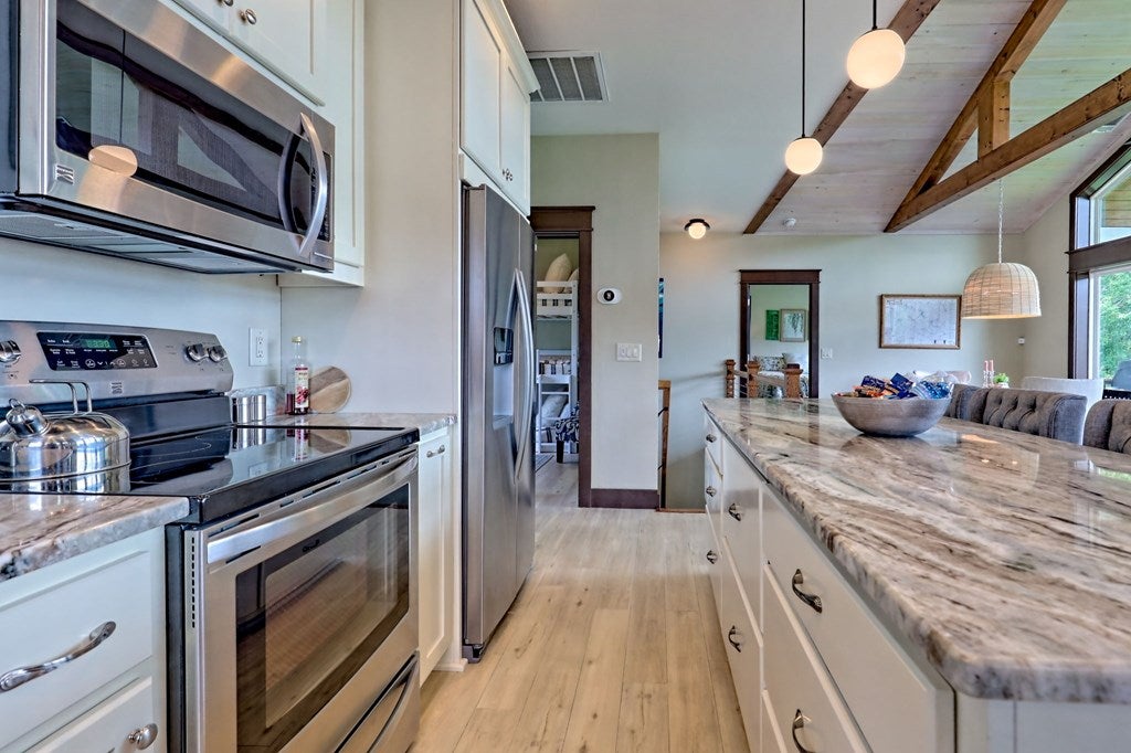 Hiawassee, Georgia, 30546, United States, 2 Bedrooms Bedrooms, ,3 BathroomsBathrooms,Residential,Active,1914805
