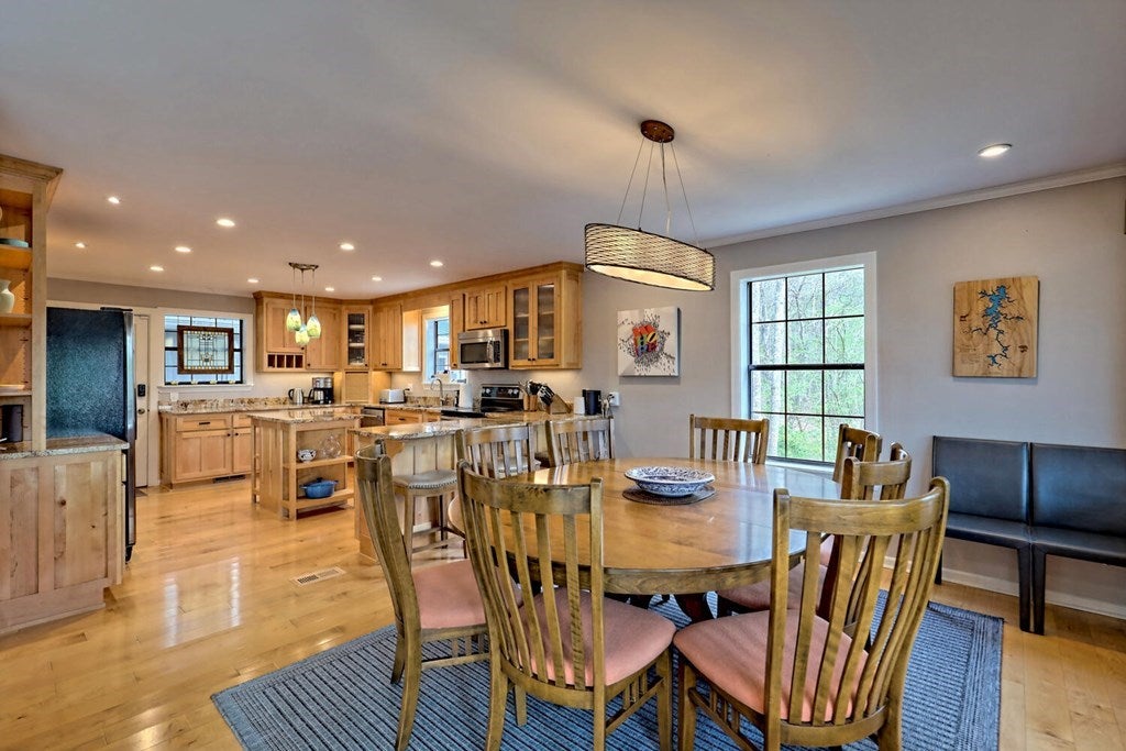 Blairsville, Georgia, 30512, United States, 3 Bedrooms Bedrooms, ,6 BathroomsBathrooms,Residential,Active,1920218
