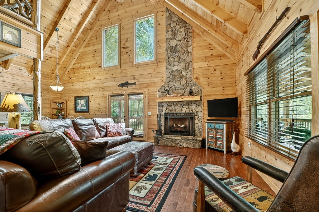 Ellijay, Georgia, 30536, United States, 2 Bedrooms Bedrooms, ,2 BathroomsBathrooms,Residential,Active,1946315