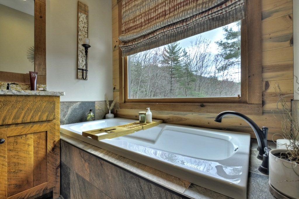 Ellijay, Georgia, 30540, United States, 5 Bedrooms Bedrooms, ,4 BathroomsBathrooms,Residential,Active,1745330