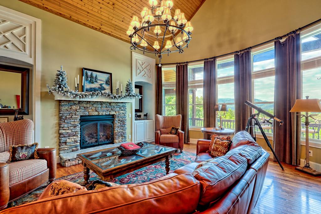 Franklin, North Carolina, 28734, United States, 3 Bedrooms Bedrooms, ,4 BathroomsBathrooms,Residential,Active,1945078