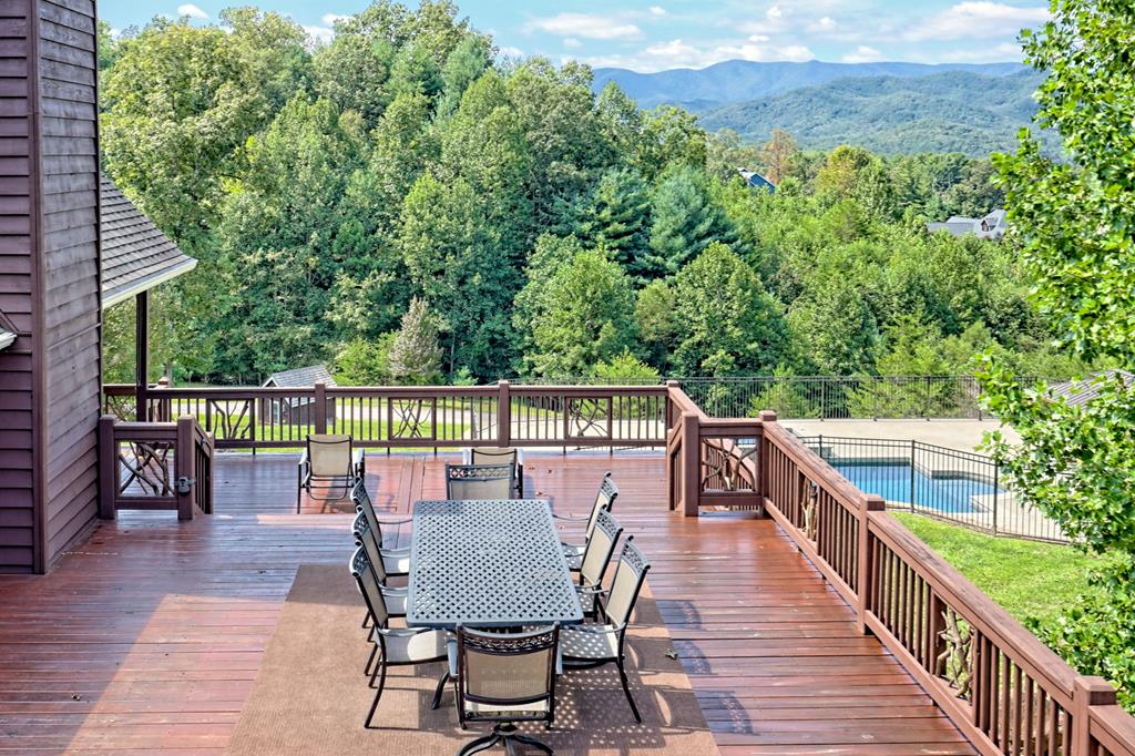 Franklin, North Carolina, 28734, United States, 3 Bedrooms Bedrooms, ,4 BathroomsBathrooms,Residential,Active,1945078