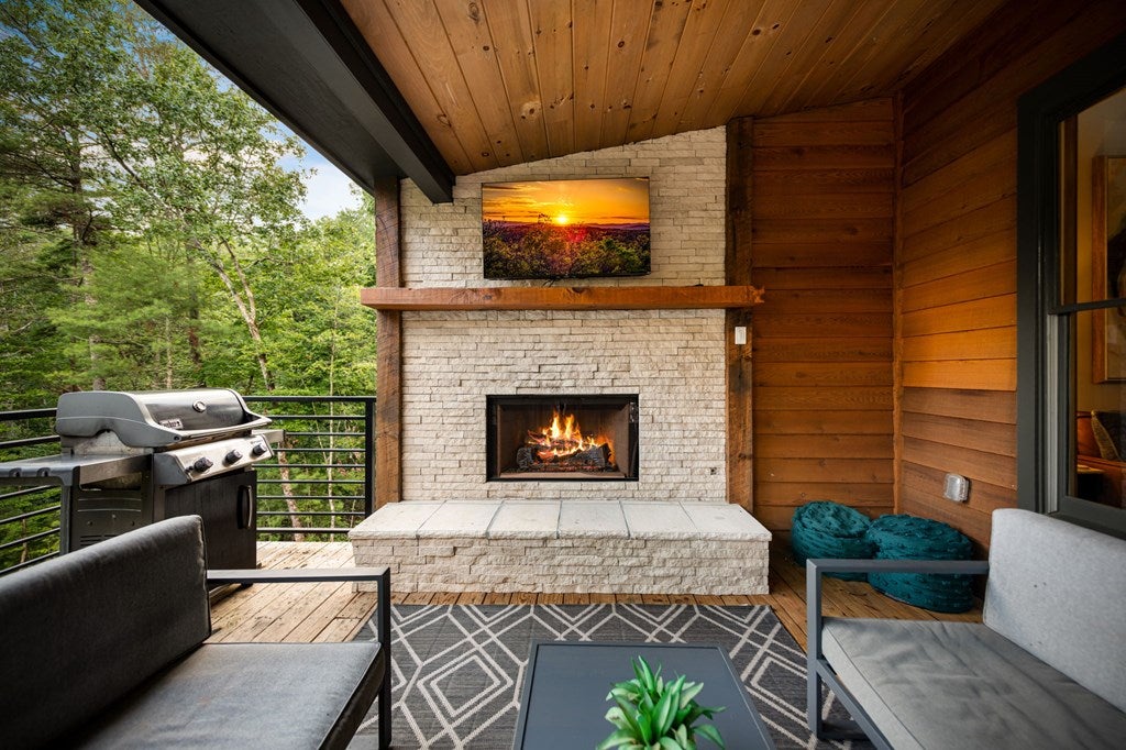 Ellijay, Georgia, 30540, United States, 5 Bedrooms Bedrooms, ,6 BathroomsBathrooms,Residential,Active,1914794