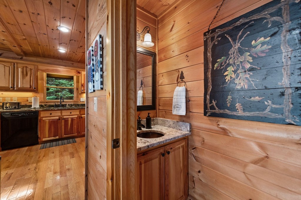Mineral Bluff, Georgia, 30559, United States, 4 Bedrooms Bedrooms, ,4 BathroomsBathrooms,Residential,Active,1929467