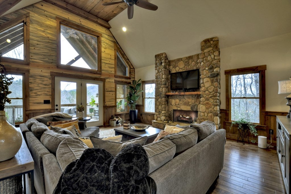 Ellijay, Georgia, 30540, United States, 5 Bedrooms Bedrooms, ,4 BathroomsBathrooms,Residential,Active,1745330