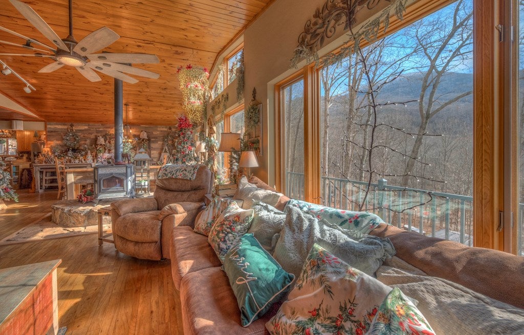 Hiawassee, Georgia, 30546, United States, 3 Bedrooms Bedrooms, ,2 BathroomsBathrooms,Residential,Active,2007353