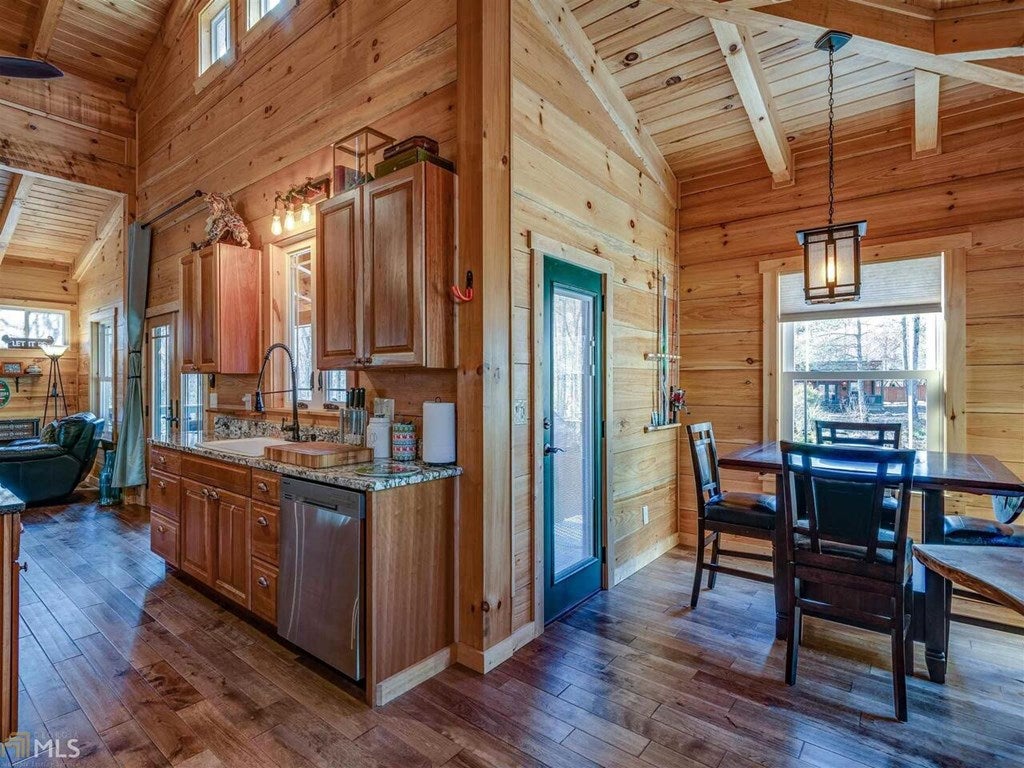 Blue Ridge, Georgia, 30513, United States, 3 Bedrooms Bedrooms, ,3 BathroomsBathrooms,Residential,Active,1926691