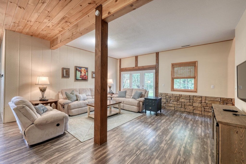 Blairsville, Georgia, 30512, United States, 4 Bedrooms Bedrooms, ,4 BathroomsBathrooms,Residential,Active,1920254