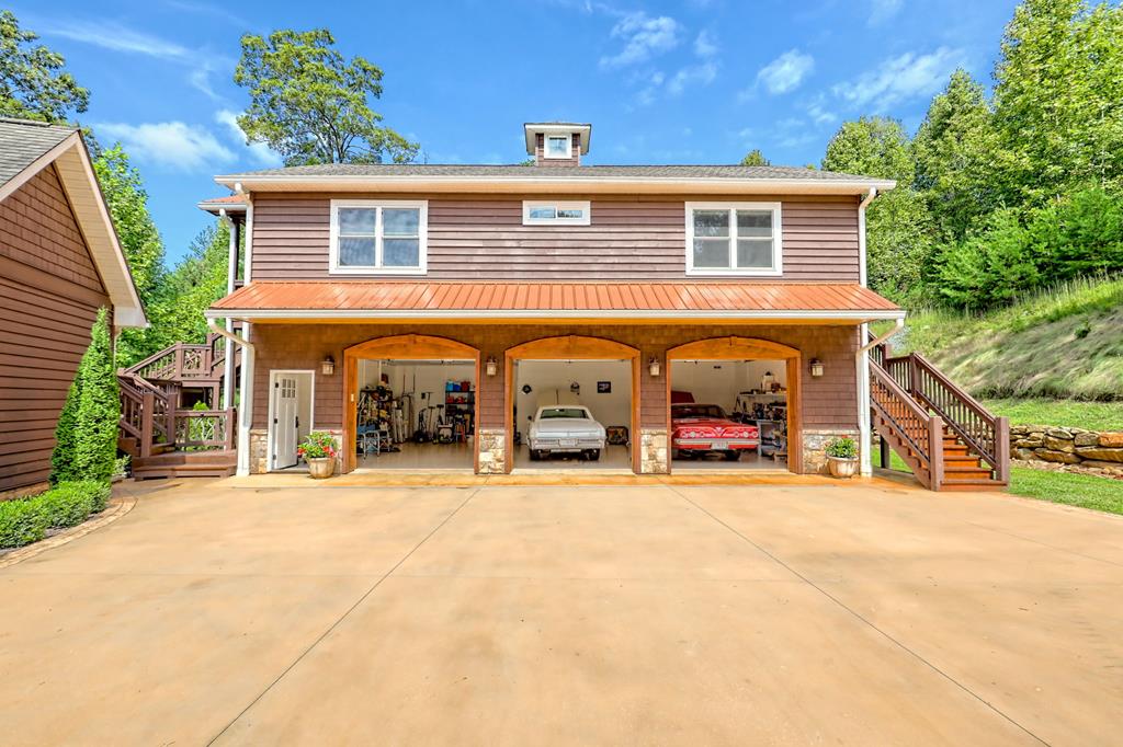 Franklin, North Carolina, 28734, United States, 3 Bedrooms Bedrooms, ,4 BathroomsBathrooms,Residential,Active,1945078