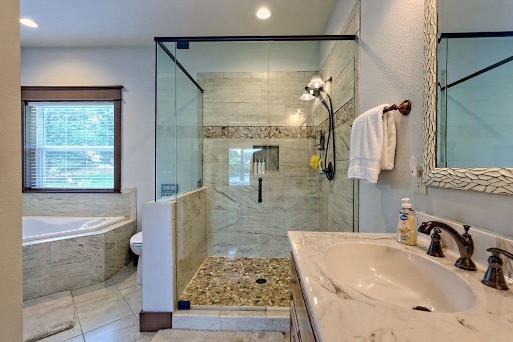 Hiawassee, Georgia, 30546, United States, 2 Bedrooms Bedrooms, ,3 BathroomsBathrooms,Residential,Active,1914805