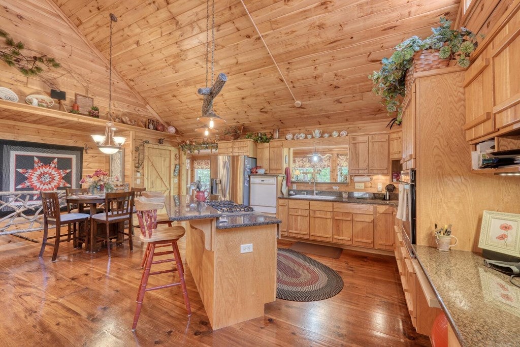 Blairsville, Georgia, 30512, United States, 3 Bedrooms Bedrooms, ,4 BathroomsBathrooms,Residential,Active,1877837