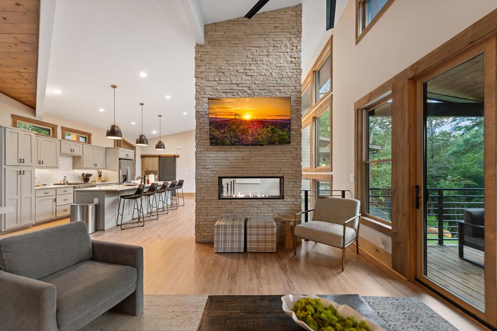 Ellijay, Georgia, 30540, United States, 5 Bedrooms Bedrooms, ,6 BathroomsBathrooms,Residential,Active,1914794