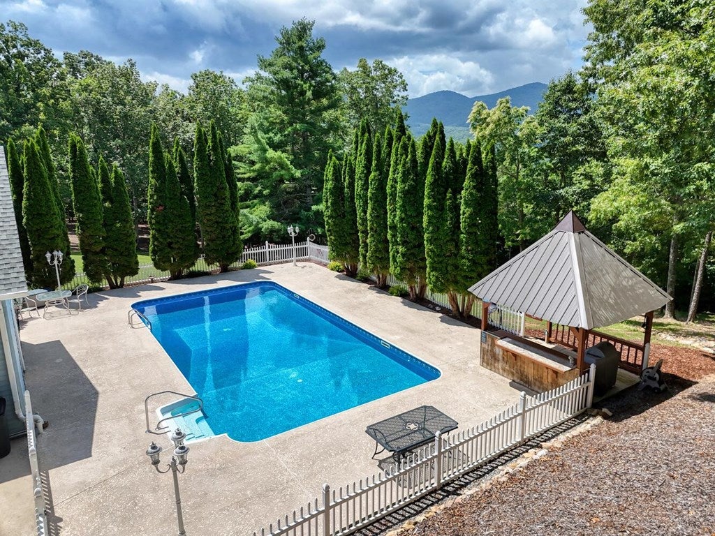 Blairsville, Georgia, 30512, United States, 4 Bedrooms Bedrooms, ,4 BathroomsBathrooms,Residential,Active,1892611