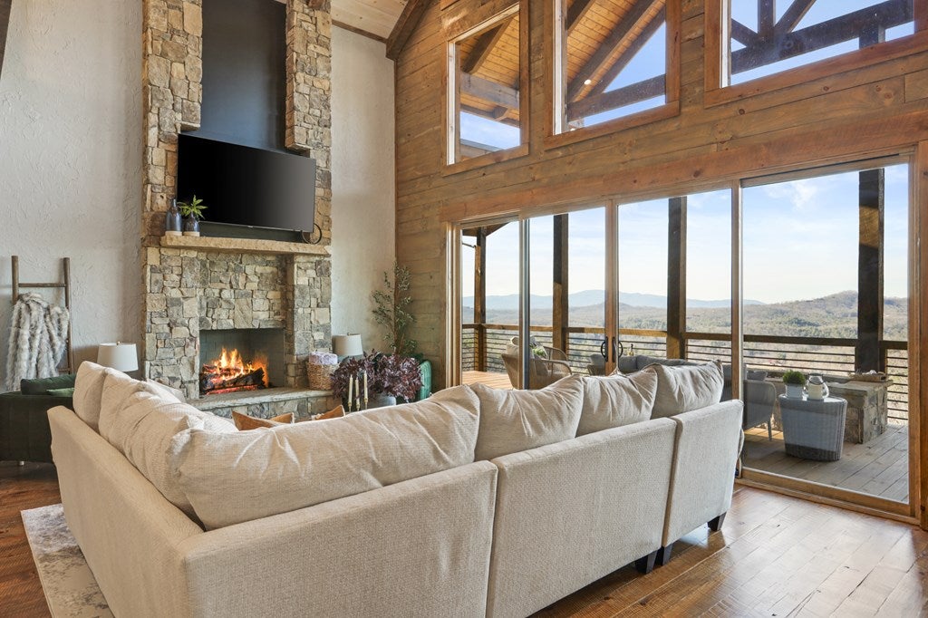 Mineral Bluff, Georgia, 30559, United States, 4 Bedrooms Bedrooms, ,6 BathroomsBathrooms,Residential,Active,1914767