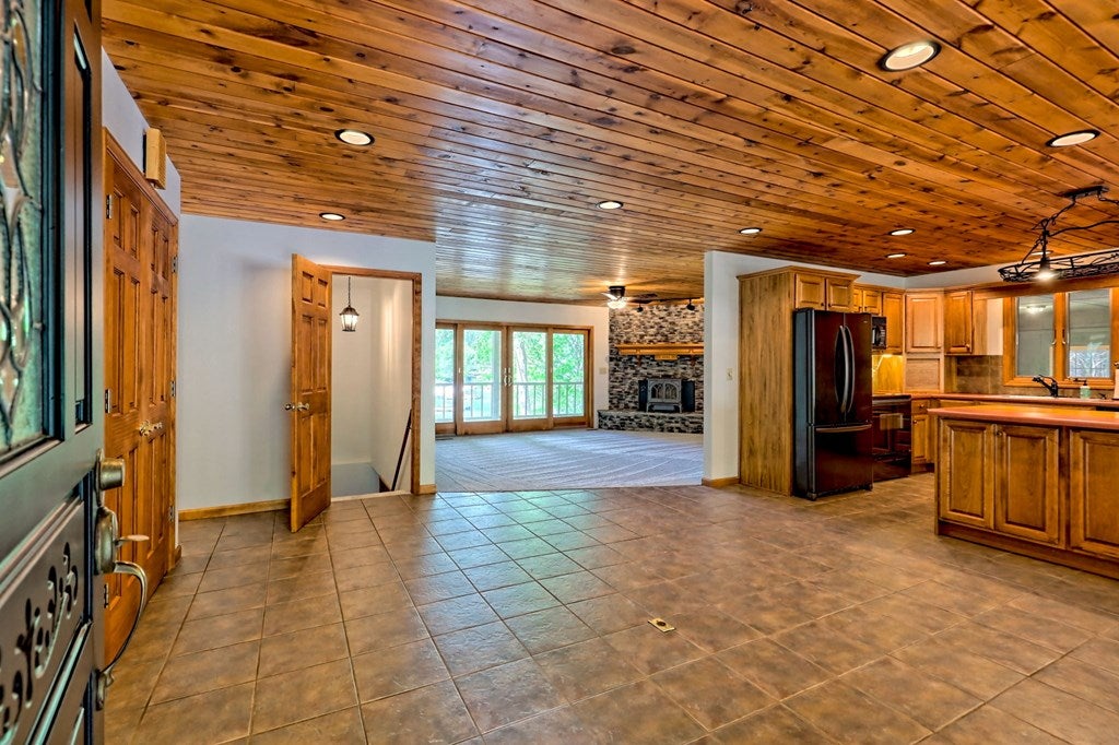 Hiawassee, Georgia, 30546, United States, 3 Bedrooms Bedrooms, ,3 BathroomsBathrooms,Residential,Active,1790158