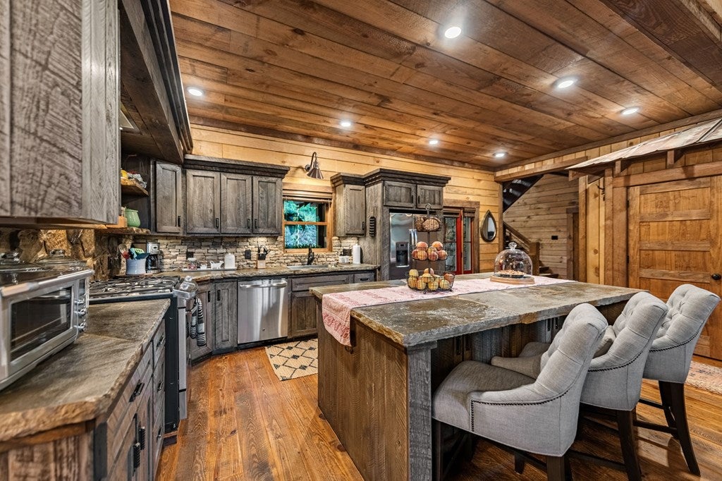 Blue Ridge, Georgia, 30513, United States, 3 Bedrooms Bedrooms, ,5 BathroomsBathrooms,Residential,Active,2007011