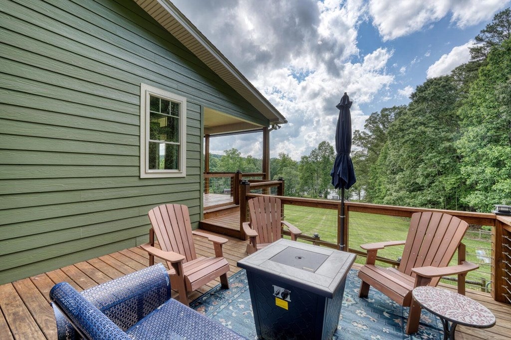 Blairsville, Georgia, 30512, United States, 4 Bedrooms Bedrooms, ,4 BathroomsBathrooms,Residential,Active,1850663