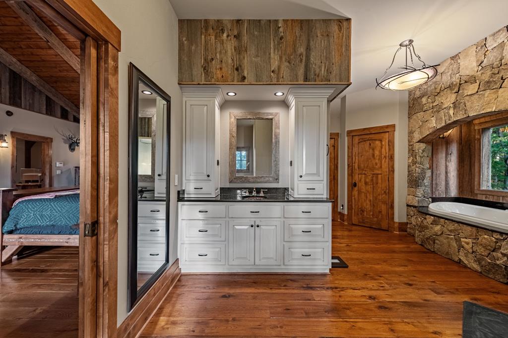 Ellijay, Georgia, 30536, United States, 5 Bedrooms Bedrooms, ,5 BathroomsBathrooms,Residential,Active,1973280