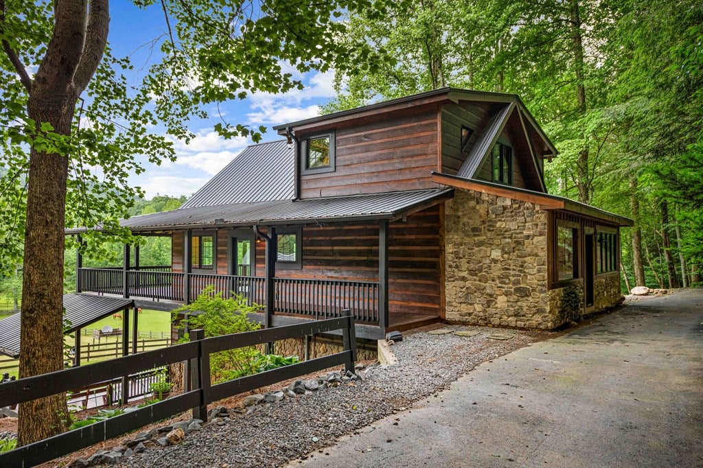 Blue Ridge, Georgia, 30513, United States, 3 Bedrooms Bedrooms, ,4 BathroomsBathrooms,Residential,Active,2008330