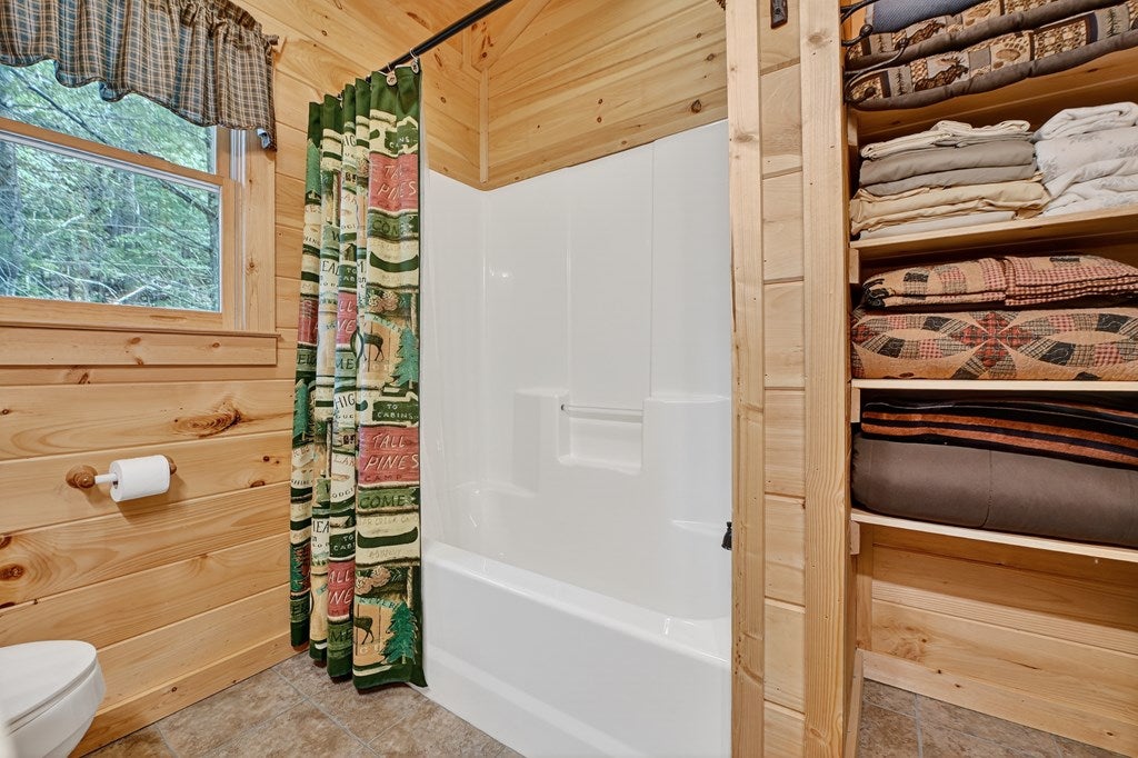 Ellijay, Georgia, 30536, United States, 2 Bedrooms Bedrooms, ,2 BathroomsBathrooms,Residential,Active,1946315