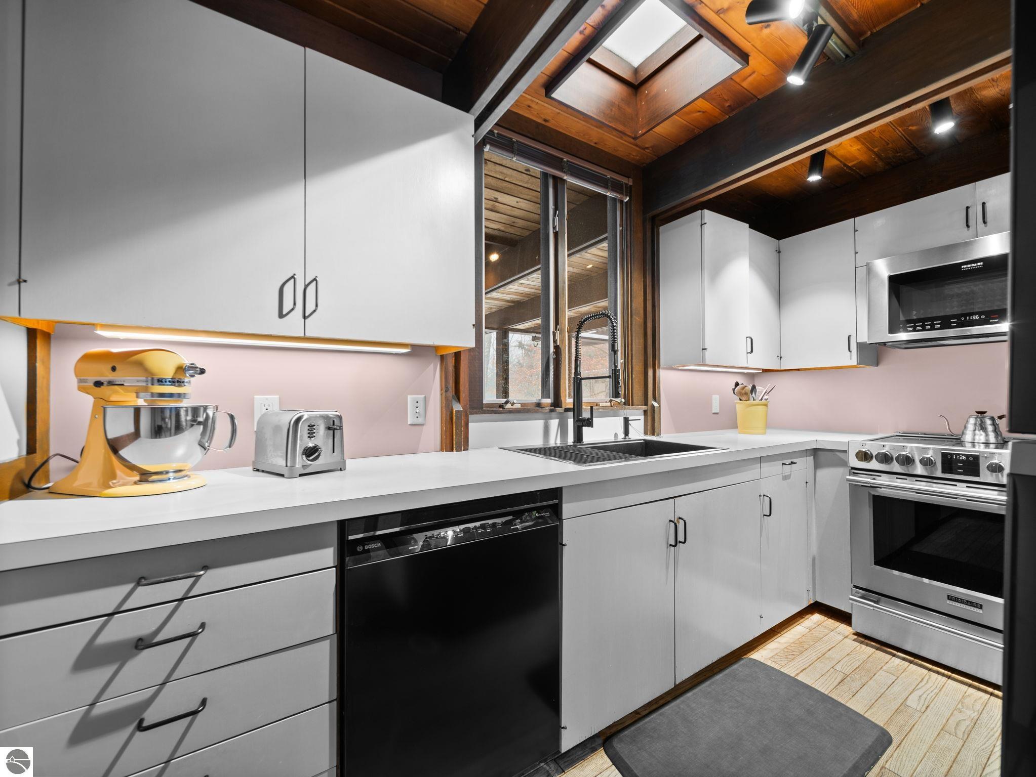 Traverse City, Michigan, 49686, United States, 3 Bedrooms Bedrooms, ,2 BathroomsBathrooms,Residential,Contingent,2007042