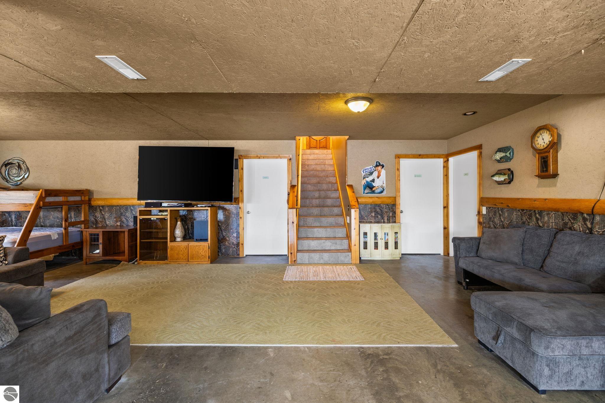 Traverse City, Michigan, 49696, United States, 2 Bedrooms Bedrooms, ,3 BathroomsBathrooms,Residential,Active,1985865