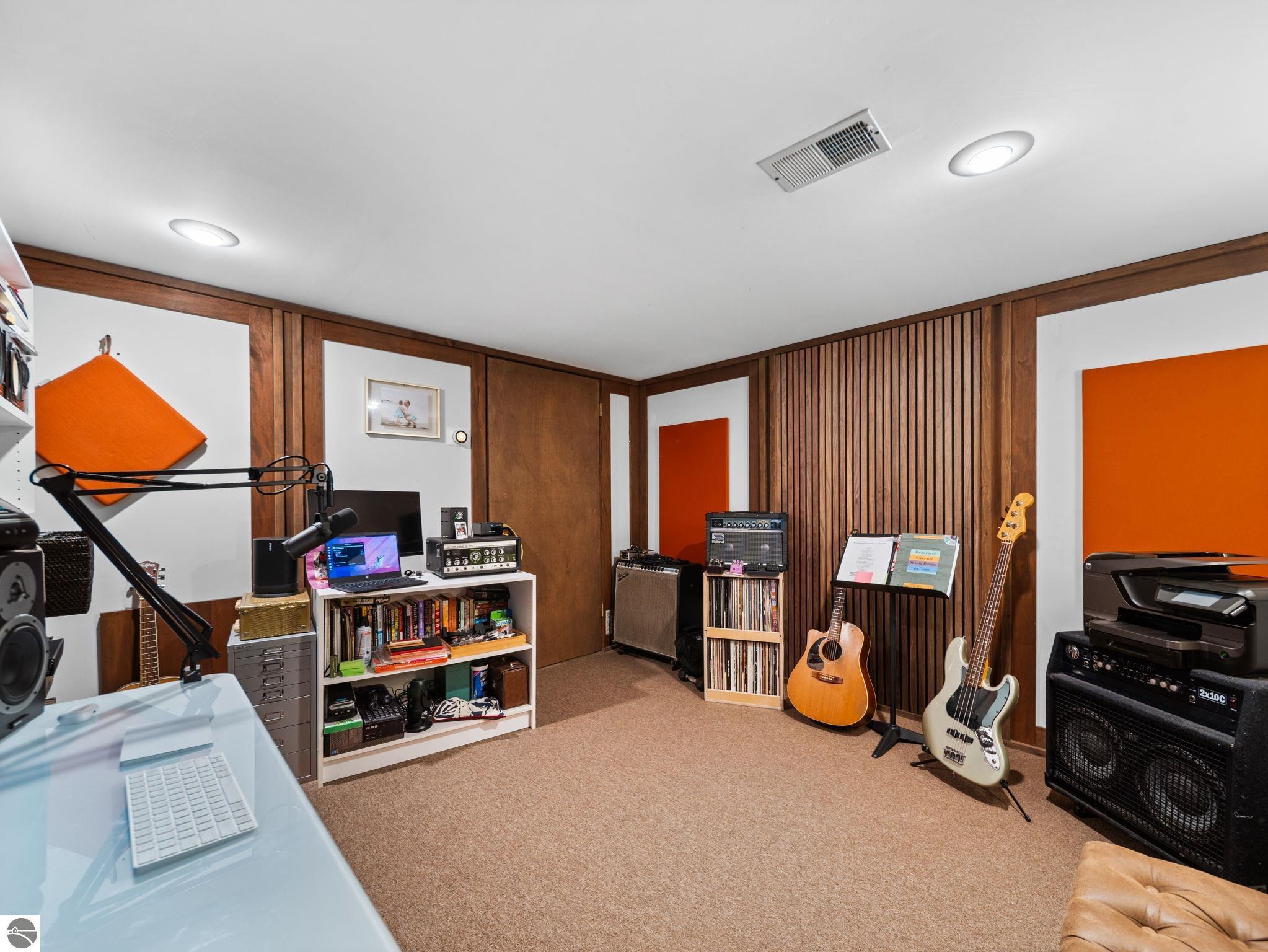 Traverse City, Michigan, 49686, United States, 3 Bedrooms Bedrooms, ,2 BathroomsBathrooms,Residential,Contingent,2007042