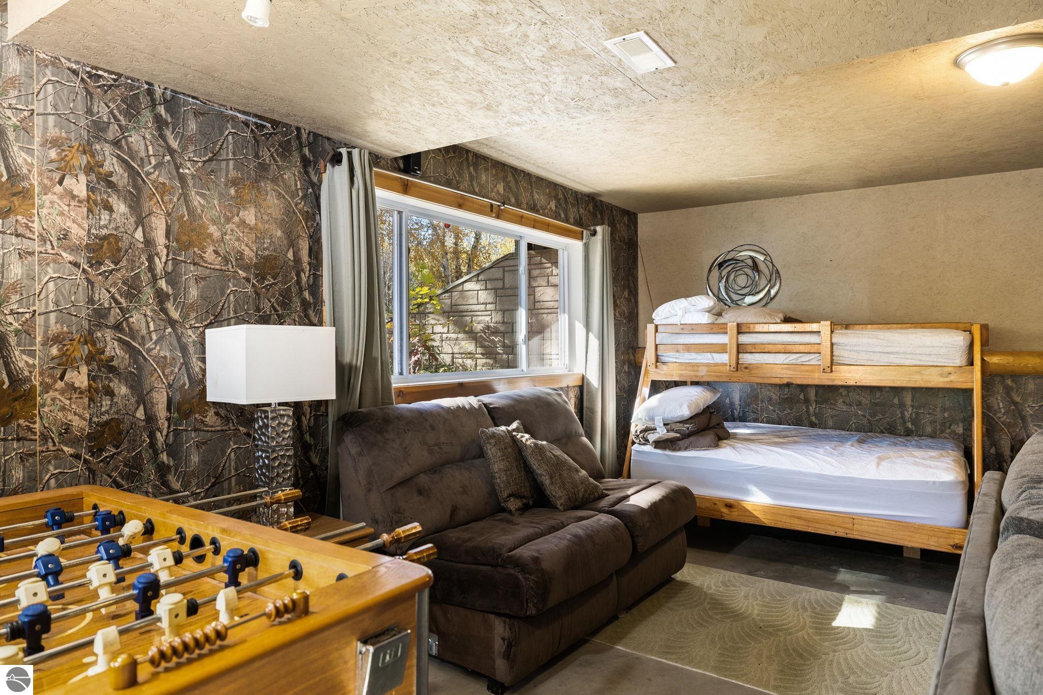 Traverse City, Michigan, 49696, United States, 2 Bedrooms Bedrooms, ,3 BathroomsBathrooms,Residential,Active,1985865