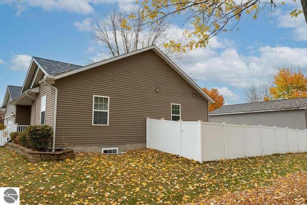 328 N CHIPPEWA ST, SHEPHERD, MI 48883, photo 3 of 63