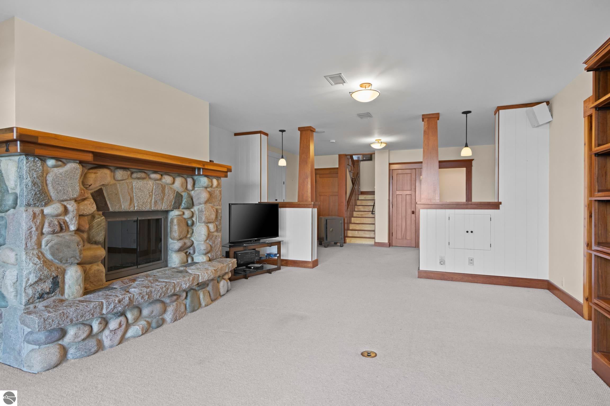 Kewadin, Michigan, 49648, United States, 5 Bedrooms Bedrooms, ,6 BathroomsBathrooms,Residential,Active,1914924