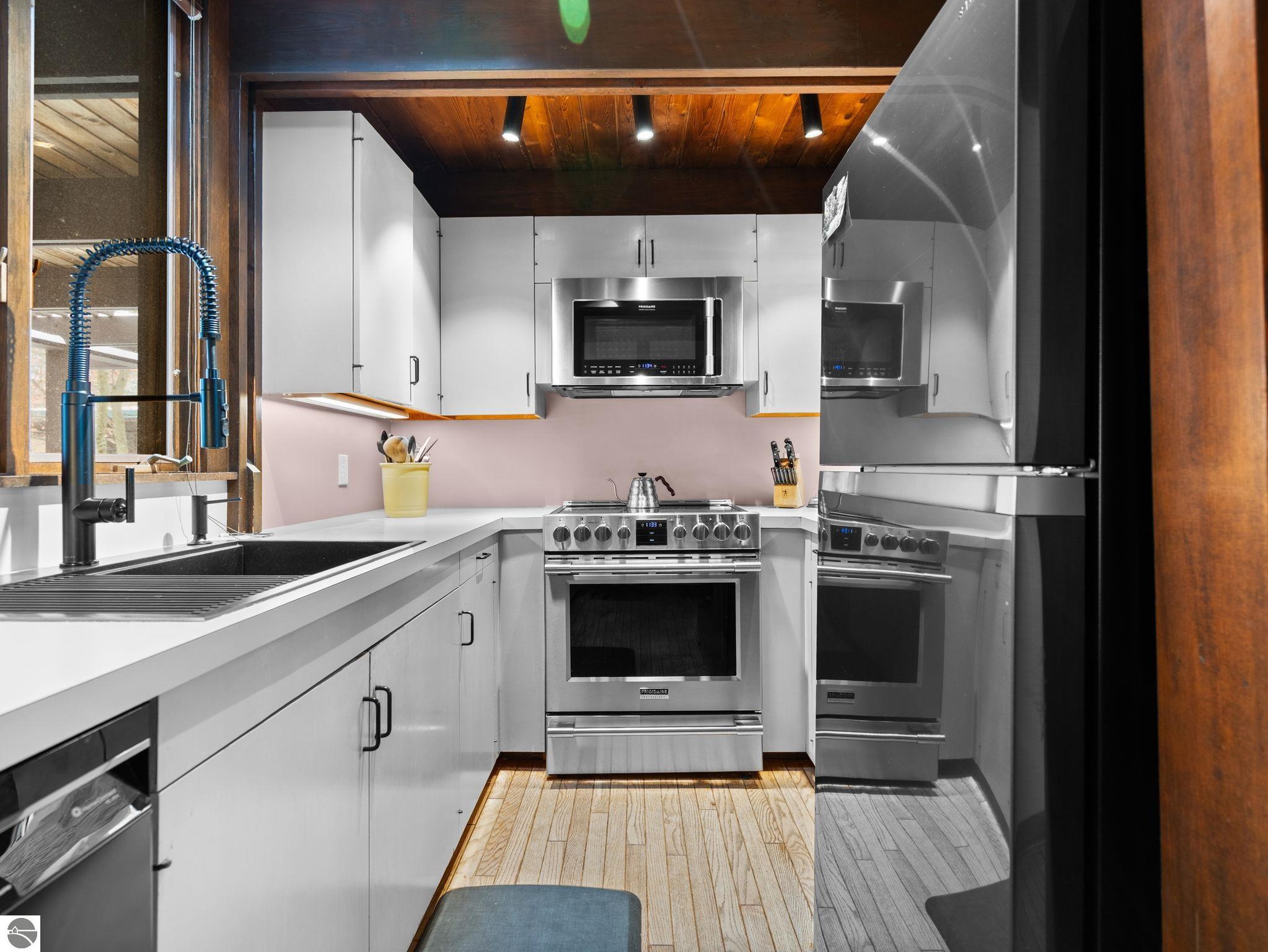 Traverse City, Michigan, 49686, United States, 3 Bedrooms Bedrooms, ,2 BathroomsBathrooms,Residential,Contingent,2007042