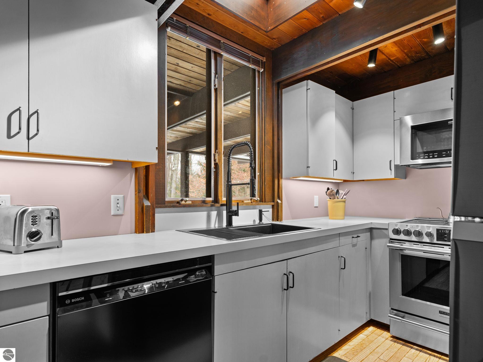 Traverse City, Michigan, 49686, United States, 3 Bedrooms Bedrooms, ,2 BathroomsBathrooms,Residential,Contingent,2007042